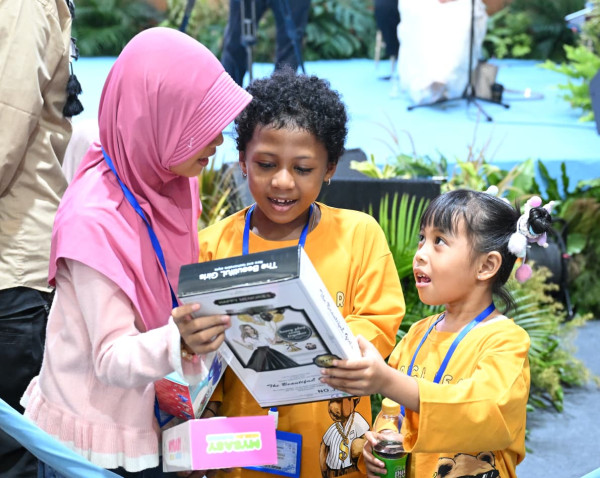 Open House di Istana, Anak-Anak Dapat Mobil-mobilan hingga Boneka