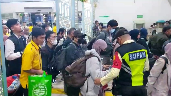 Masih Banyak Warga Pergi Tinggalkan Jakarta via Stasiun Pasar Senen