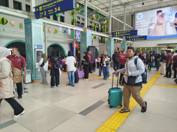 Arus Balik Lebaran 2026, Stasiun Pasar Senen Pagi Ini Lengang