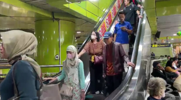 Arus Balik Lebaran 2026, Stasiun Gambir Siang Ini Padat
