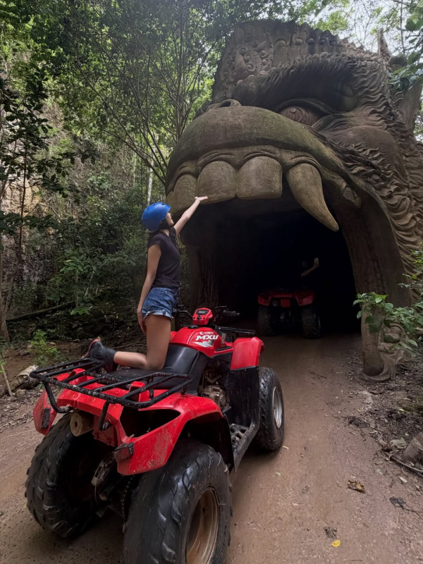 Bikin Heboh! Lisa Asyik Liburan dan Tampil Stunning di Bali