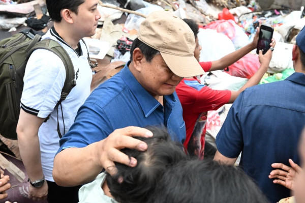 Seskab Teddy: Pak Presiden Dadakan ke Bantaran Rel Senen, Warga Antusias