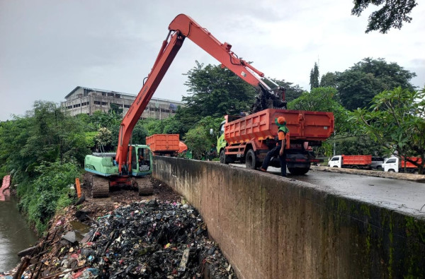 Viral Mobil Dinas Disebut Buang Sampah ke Kali Pesanggrahan, Ini Penjelasan DLH DKI Jakarta