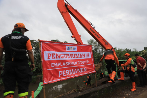 Buntut Viral di Medsos, Pembuangan Sampah Sementara di TPU Tanah Kusir Ditutup