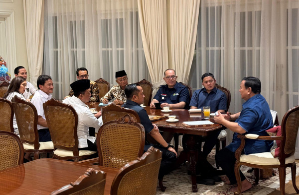 Prabowo Minta PU-KAI Segera Bangun Rumah untuk Warga Bantaran Rel Senen