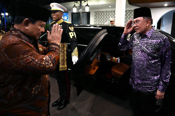 Momen Prabowo dan Anwar Ibrahim Semobil Menuju Pangkalan TNI AU Halim Perdanakusuma