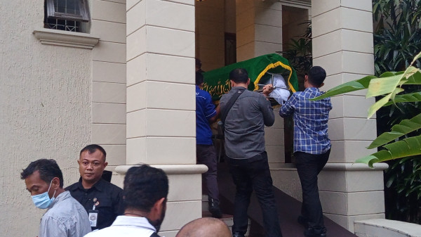 Jenazah Mantan Menhan Juwono Sudarsono Tiba di Rumah Duka