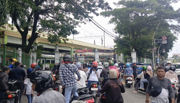 Ramai-ramai ke Gerakan Sembako Murah di Monas, Antrean Masuk Parkiran Stasiun Gambir Mengular