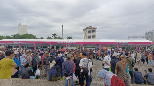 Ada Pembagian Sembako dan Pasar Murah, Monas Jadi Lautan Manusia