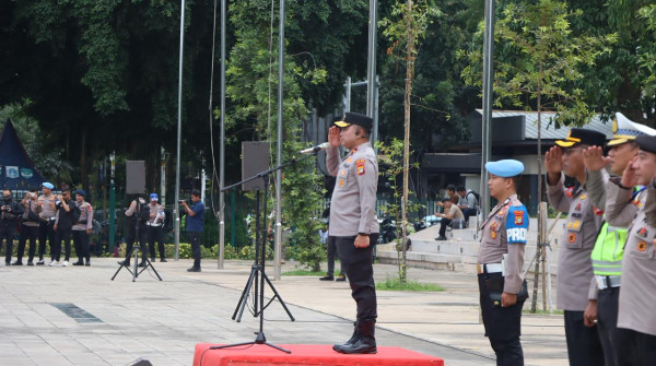 Ramai-ramai ke Gerakan Sembako Murah di Monas, Antrean Masuk Parkiran Stasiun Gambir Mengular