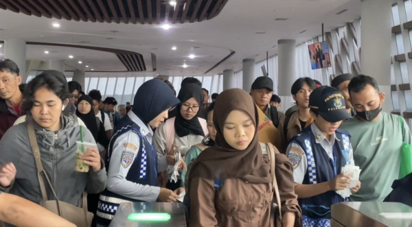 Puncak Arus Balik Lebaran 2026, Pemudik Pejalan Kaki Padati Pelabuhan Bakauheni