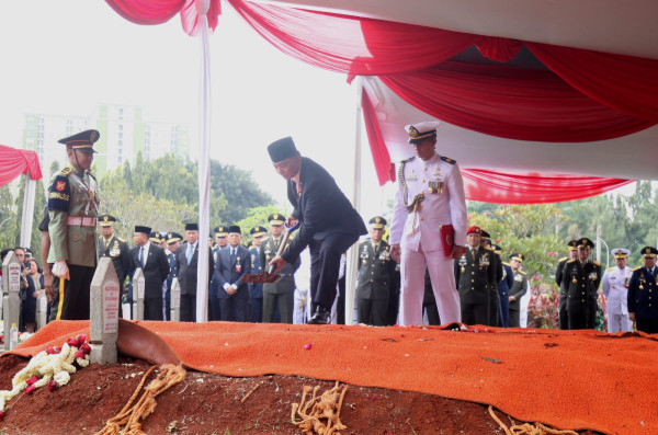 Prosesi Pemakaman Jenazah Juwono Sudarsono di TMP Kalibata