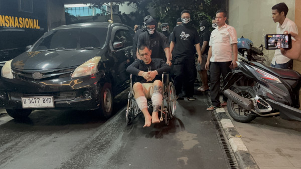 Penampakan The Doctor Tiba di Bareskrim: Pakai Kursi Roda, Kedua Kakinya Diperban