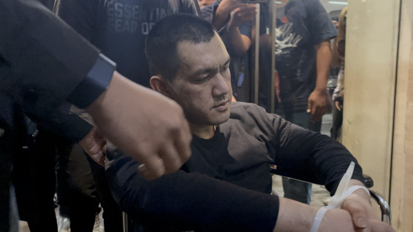Penampakan The Doctor Tiba di Bareskrim: Pakai Kursi Roda, Kedua Kakinya Diperban