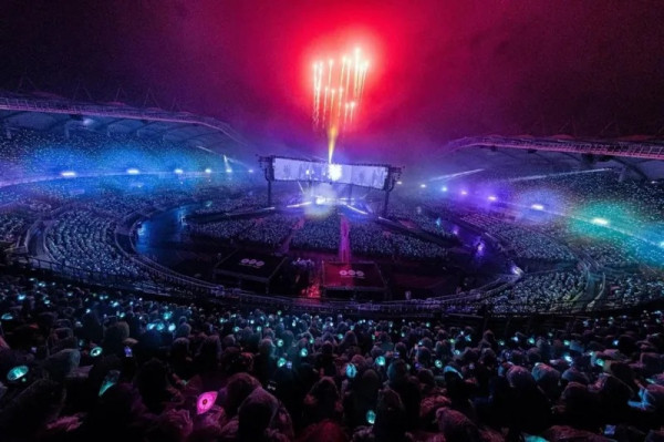 Comeback setelah 4 Tahun, BTS Tampil Total di Tengah Hujan Deras