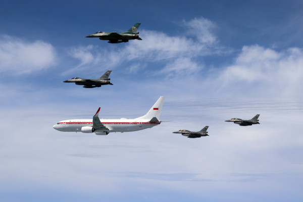 Momen Pesawat Kepresidenan Dikawal 4 Unit F-16 dan 2 T50 Golden Eagle