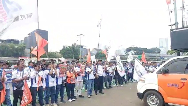 Massa Buruh Mulai Padati Depan Gedung DPR Siang ini