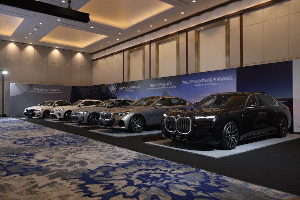 Saat Penjualan Mobil Mewah Merosot Tajam, BMW Justru Gelar Pameran Masif di Jakarta
