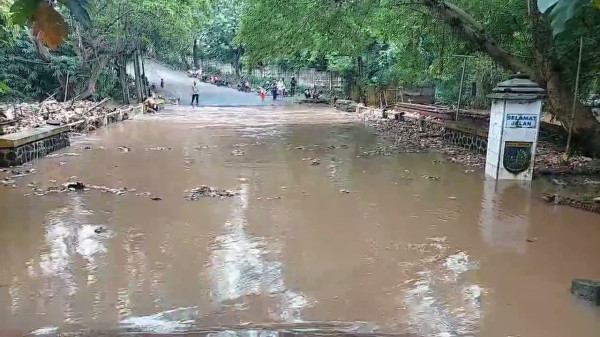 Detik-detik Mobil Terjebak saat Terobos Banjir di Jalan Penghubung Cinere-Pondok Cabe