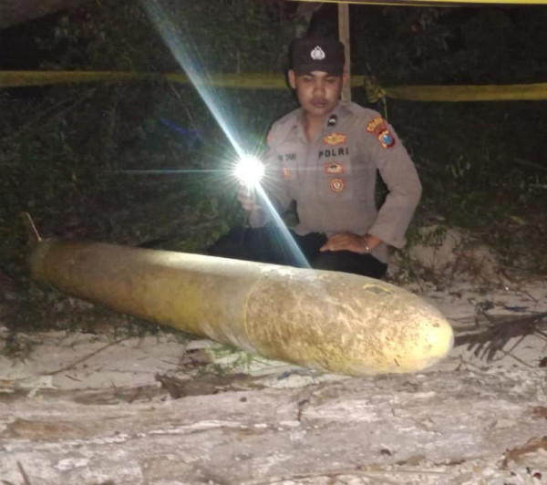 Bikin Geger! Benda Mirip Torpedo Mengapung di Pinggir Pantai Sumenep