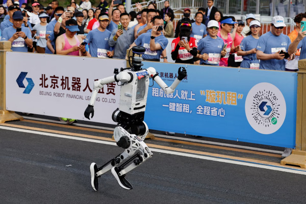 Robot China Finish Lomba Lari 21 Km, Kalahkan Rekor Dunia Manusia