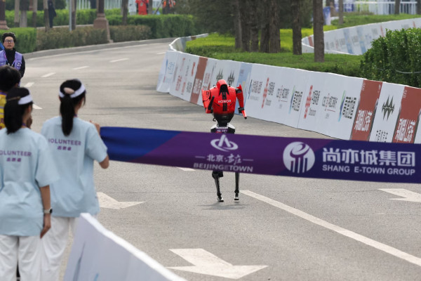 Robot China Finish Lomba Lari 21 Km, Kalahkan Rekor Dunia Manusia