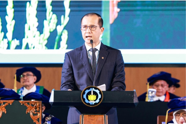 Kisah Pengabdian Patriot Transmigrasi: Almarhum Rohid Dikenang Penuh Haru dalam Wisuda ITS