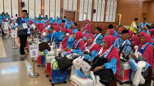 442 Jemaah Haji Kloter 5 Diberangkatkan ke Tanah Suci, 3 Tertunda karena Sakit