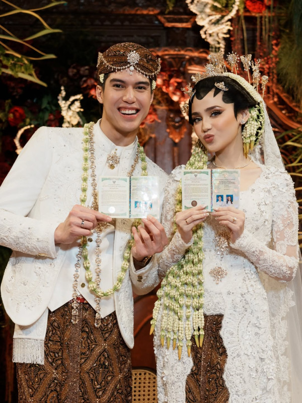 Momen Bahagia El Rumi dan Syifa Hadju usai Akad: Pamer Cincin hingga Buku Nikah