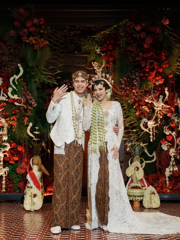 Momen Bahagia El Rumi dan Syifa Hadju usai Akad: Pamer Cincin hingga Buku Nikah