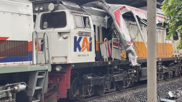 Suasana Terkini Stasiun Bekasi Timur: Evakuasi Kereta Masih Berlangsung, Ambulans Hilir Mudik