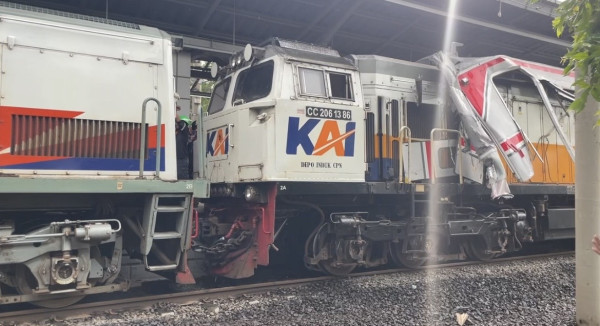 Suasana Terkini Stasiun Bekasi Timur: Evakuasi Kereta Masih Berlangsung, Ambulans Hilir Mudik