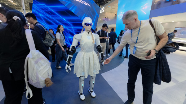 Chery Kenalkan Robot AiMOGA, bisa Belajar dan Akan Gantikan Sales Mobil