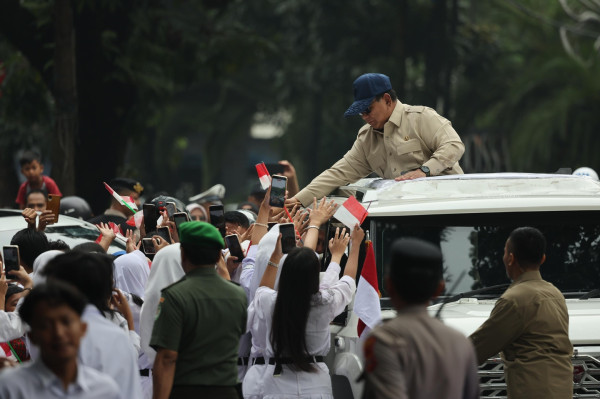 Hujan Tak Surutkan Antusiasme Warga Sambut Prabowo di Bandung