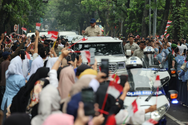 Hujan Tak Surutkan Antusiasme Warga Sambut Prabowo di Bandung