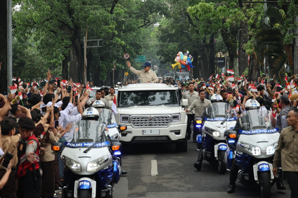 Hujan Tak Surutkan Antusiasme Warga Sambut Prabowo di Bandung