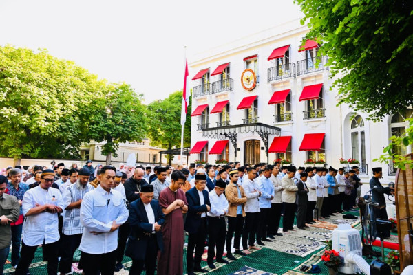 Presiden Prabowo Salat...
