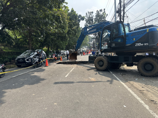 Jalan Raya Lenteng Agung Ambles, Bina Marga Tunggu Perbaikan Saluran Air