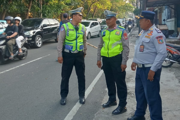Jalan Ambles di Lenteng Agung Arah Depok, Polisi Lakukan Rekayasa Lalu Lintas