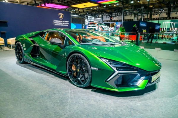 Mengapa Ferrari Nekat Bikin Mobil Listrik Saat Lamborghini dan Pagani Menolak Keras?