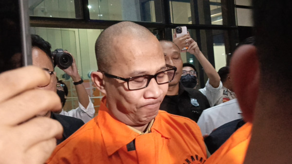 Penampakan 2 Tersangka Kasus Kuota Haji Kenakan Rompi Oranye KPK
