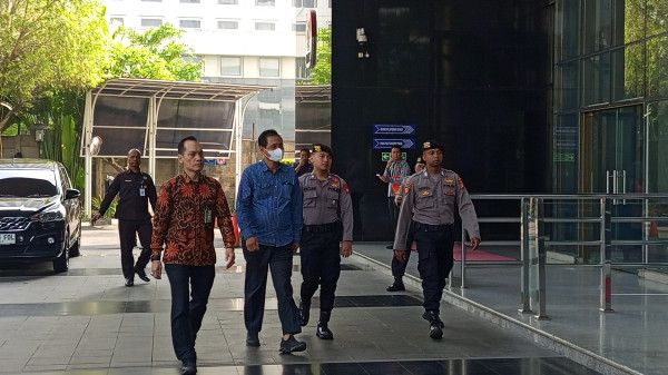 Penampakan Bupati Muara Enim Edison Tiba di KPK seusai Terjaring OTT