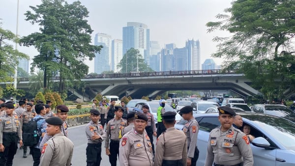 Polisi Tutup Sementara Jalan Sudirman Imbas Demo Mahasiswa di Bundaran HI