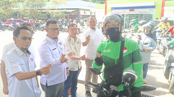 Perindo Sultra Bagi-bagi 500 Kupon BBM Pertamax Gratis untuk Ojol dan Warga Kendari