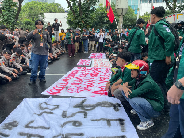 Ratusan Mahasiswa Uhamka Diadang Polisi saat Hendak Demo ke Monas