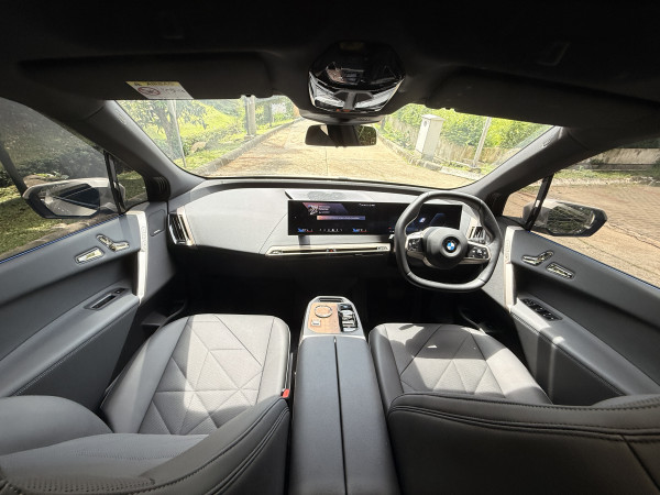 BMW iX xDrive45, Kemewahan Sunyi Seharga Rp2,6 Miliar