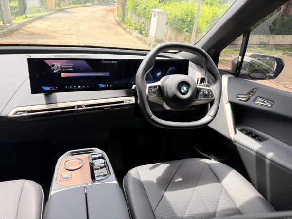 BMW iX xDrive45, Kemewahan Sunyi Seharga Rp2,6 Miliar