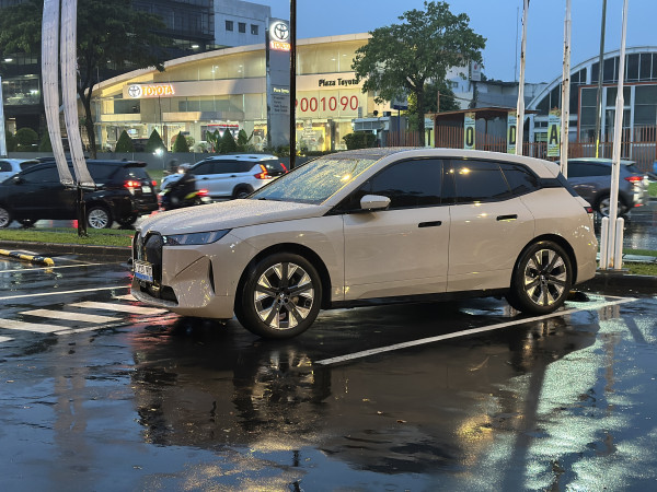 BMW iX xDrive45, Kemewahan Sunyi Seharga Rp2,6 Miliar