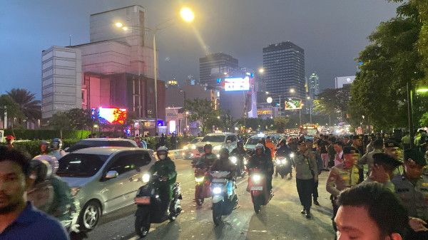 Sempat Memanas, Mahasiswa yang Demo di Jalan Jenderal Sudirman Akhirnya Membubarkan Diri
