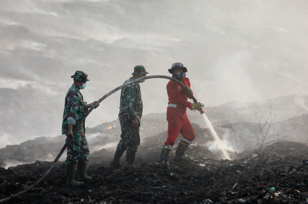 Kebakaran TPA Jatiwaringin Berhasil Dipadamkan 45 Persen di Hari ke-7 Penanganan